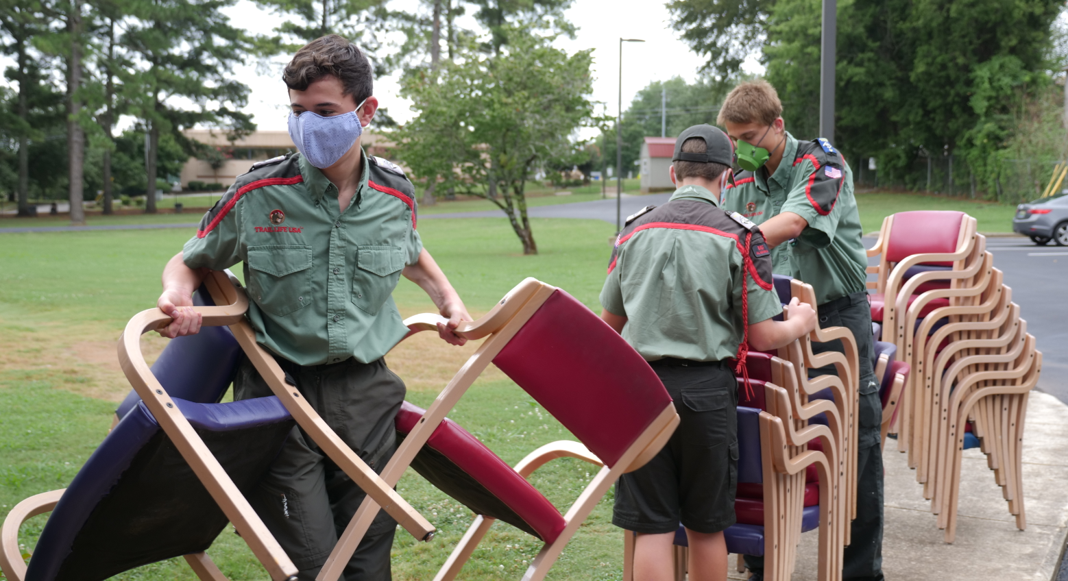 Trailmen-unloading-cropped
